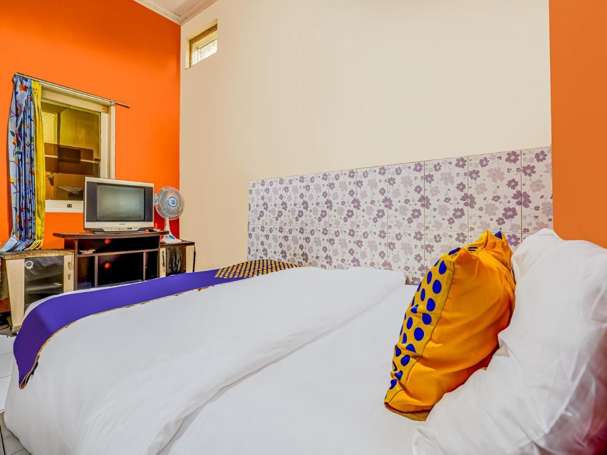 Hotel Spot On 91186 Losmen Yanti Bandung Exteriér fotografie